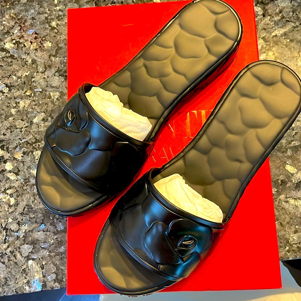 Valentino Garavani Atelier 03 Rose Edition embossed rubber slides Black 39